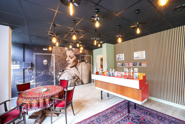 Interieur van het Nationaal Grammofoonmuseum in Nieuwleusen met historische muziekbeelden, luisterapparatuur en een ontvangstbalie.