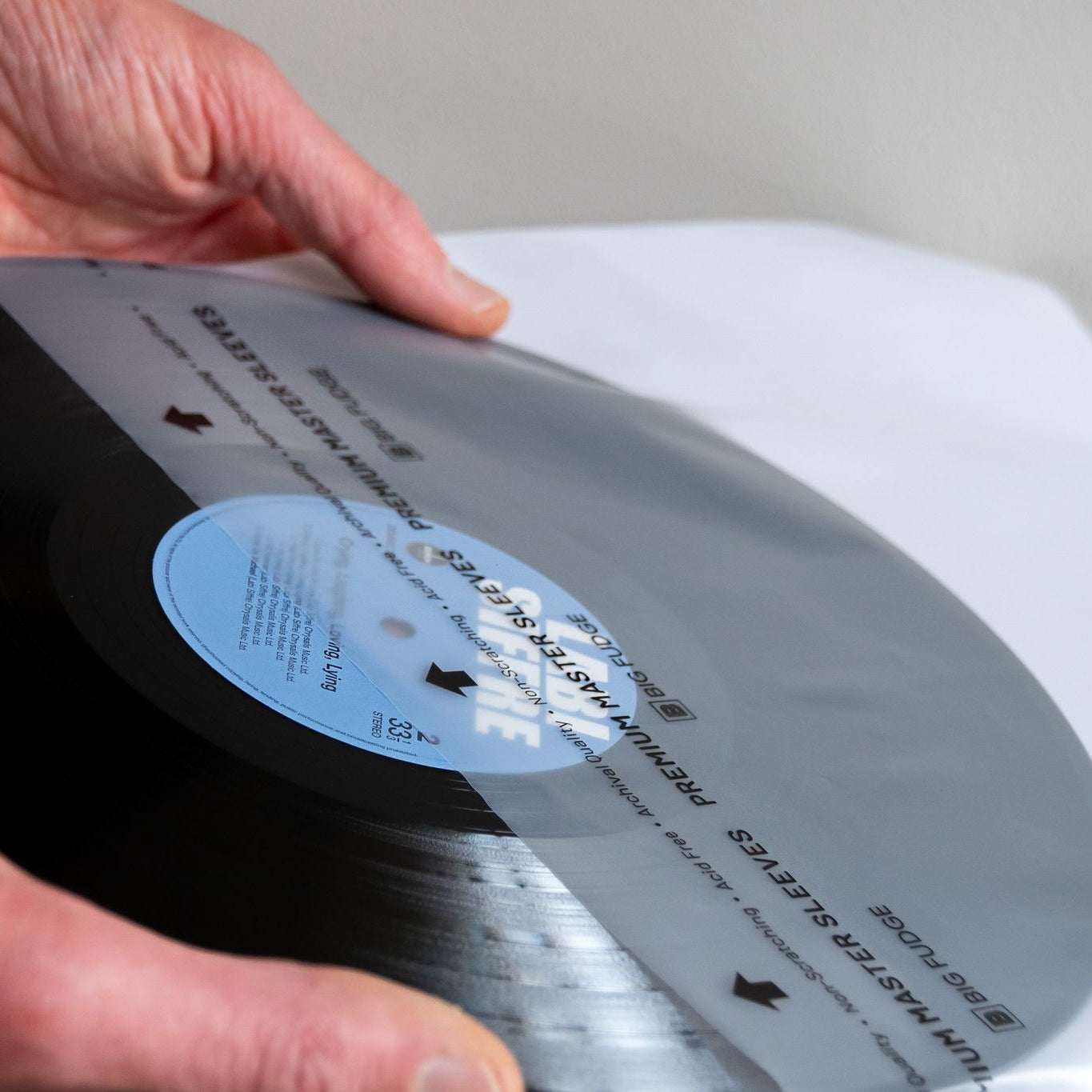 Vinylplaat wordt voorzichtig in een antistatische binnenhoes geschoven voor veilige en duurzame LP-opslag