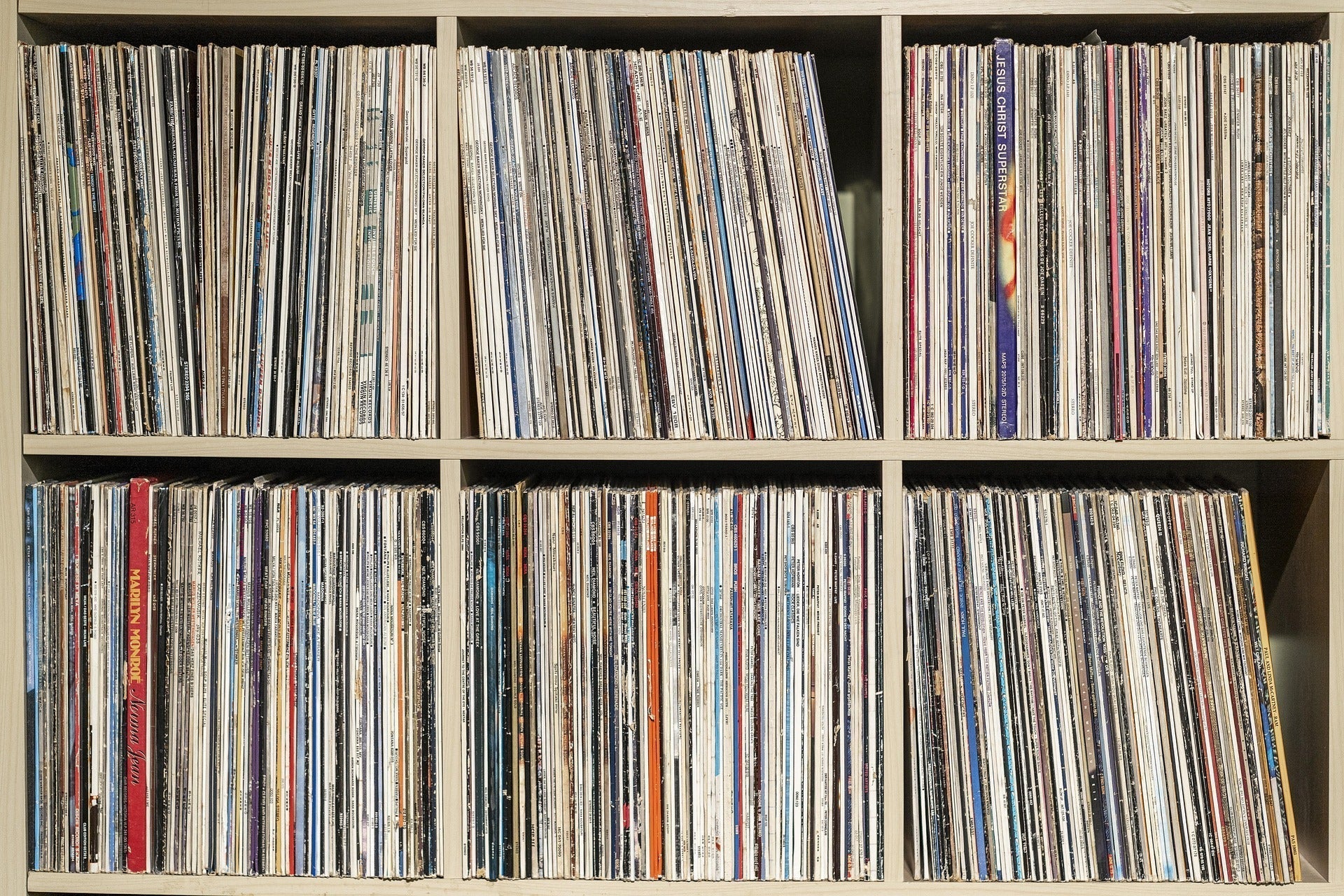 Grote platencollectie met lp’s rechtop opgeborgen in een vakkenkast, als inspiratie voor een overzichtelijke vinylopslag