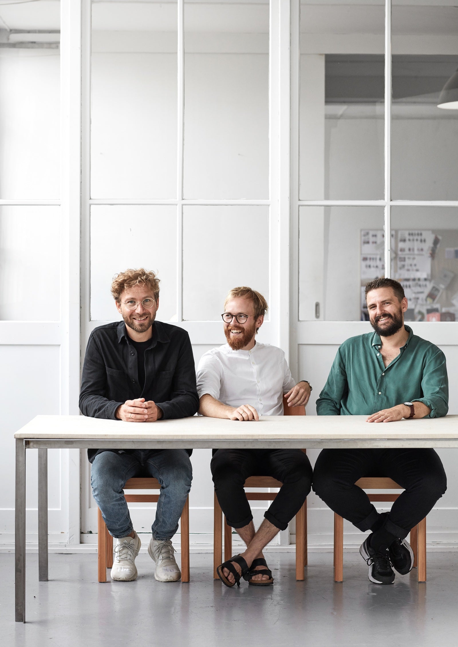 Ontwerpers van MOEBE in hun lichte ontwerpstudio, bekend om Deens design en minimalistische platenstandaards voor vinyl