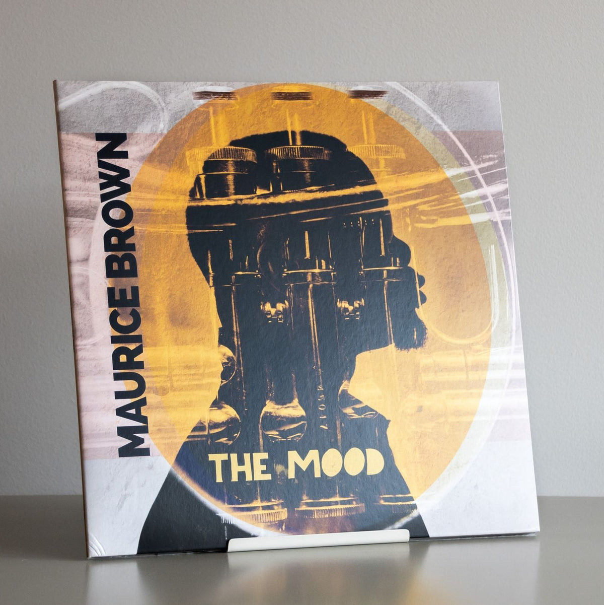 Crèmekleurige MOEBE now playing standaard met de vinylhoes