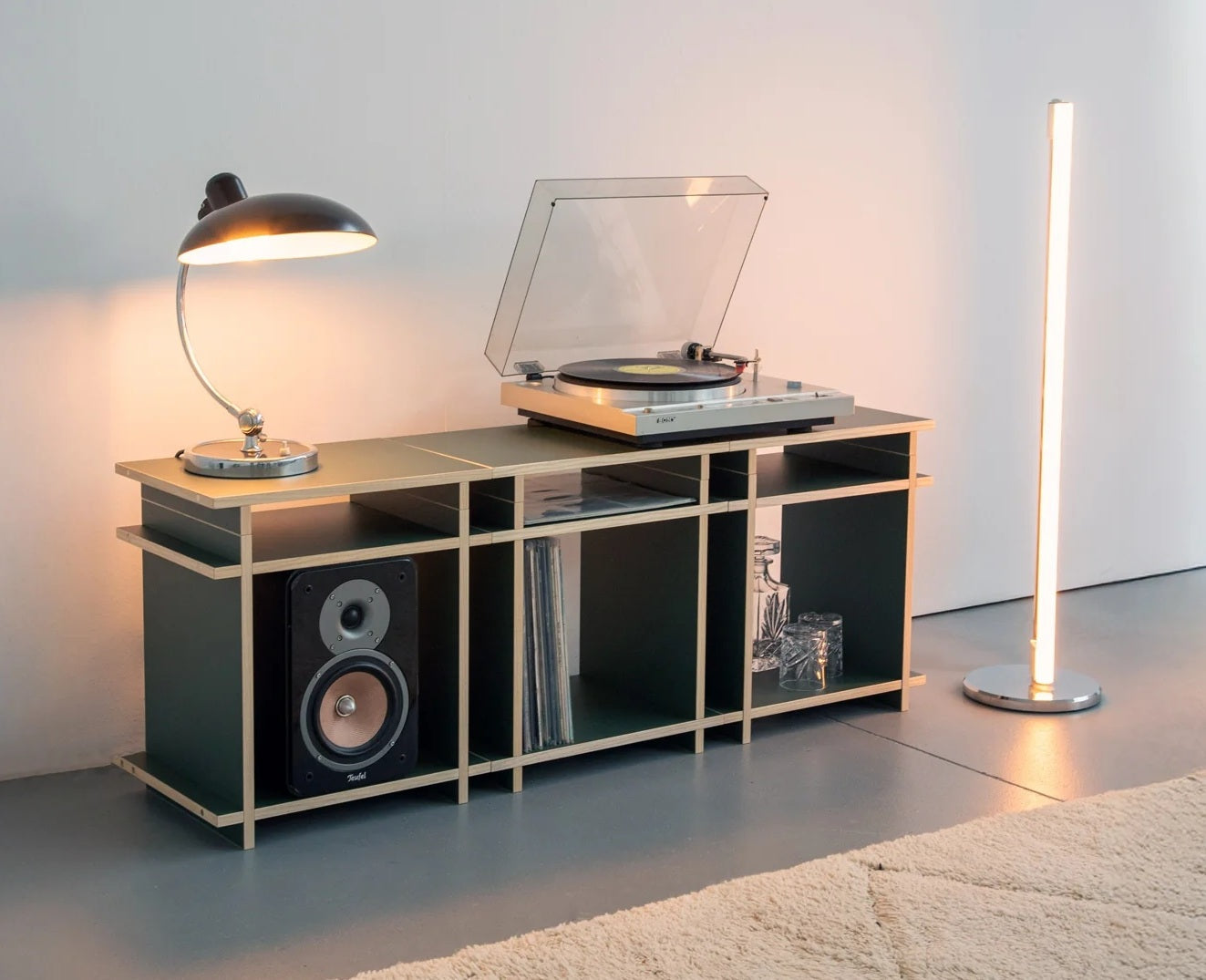 Zwarte Kiyo R1 TV Bundel met drie modulaire kastvakken en open schappen voor vinyl en media-apparatuur