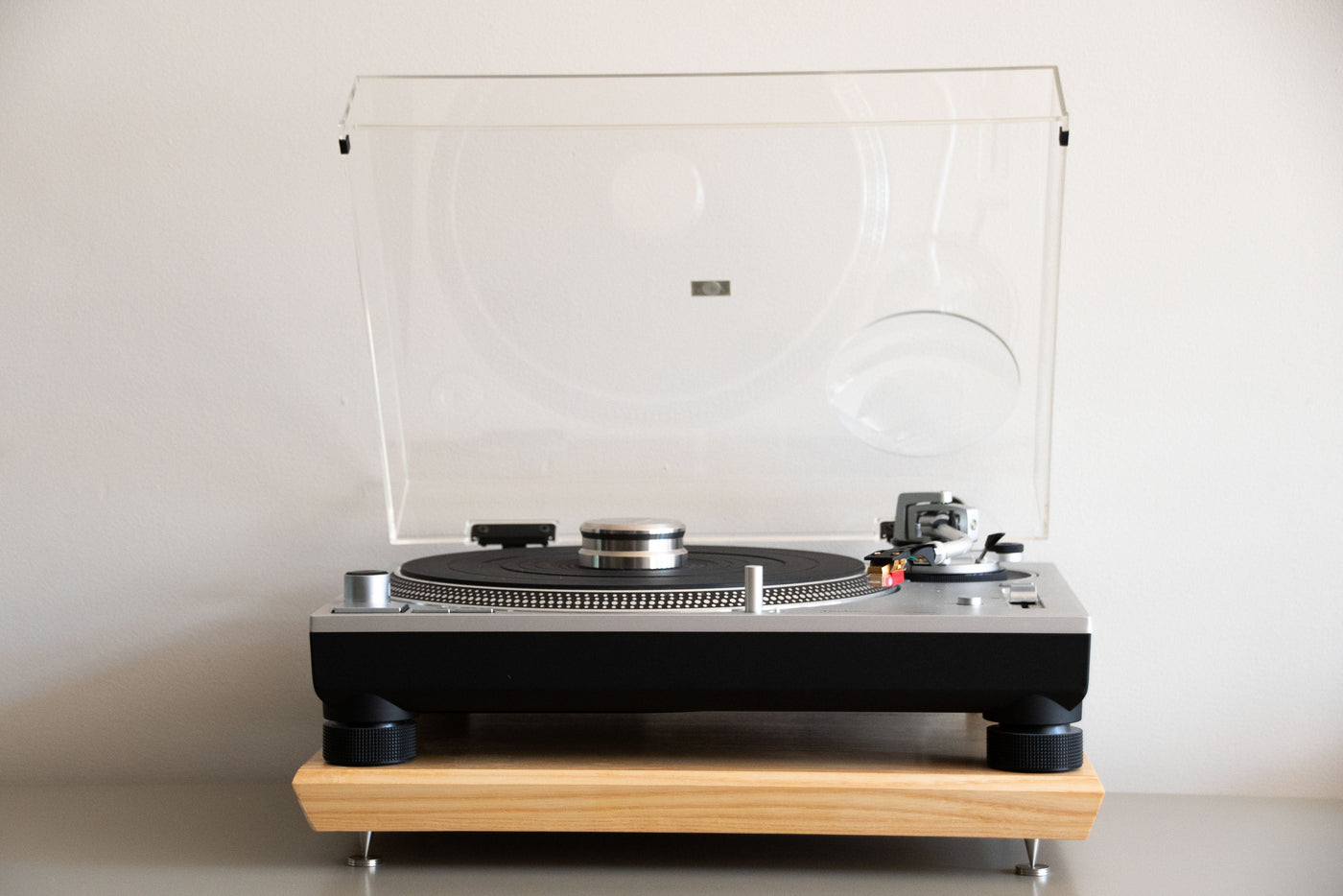 Een platenspeler staand op een resonantieplaat van Studio Bours