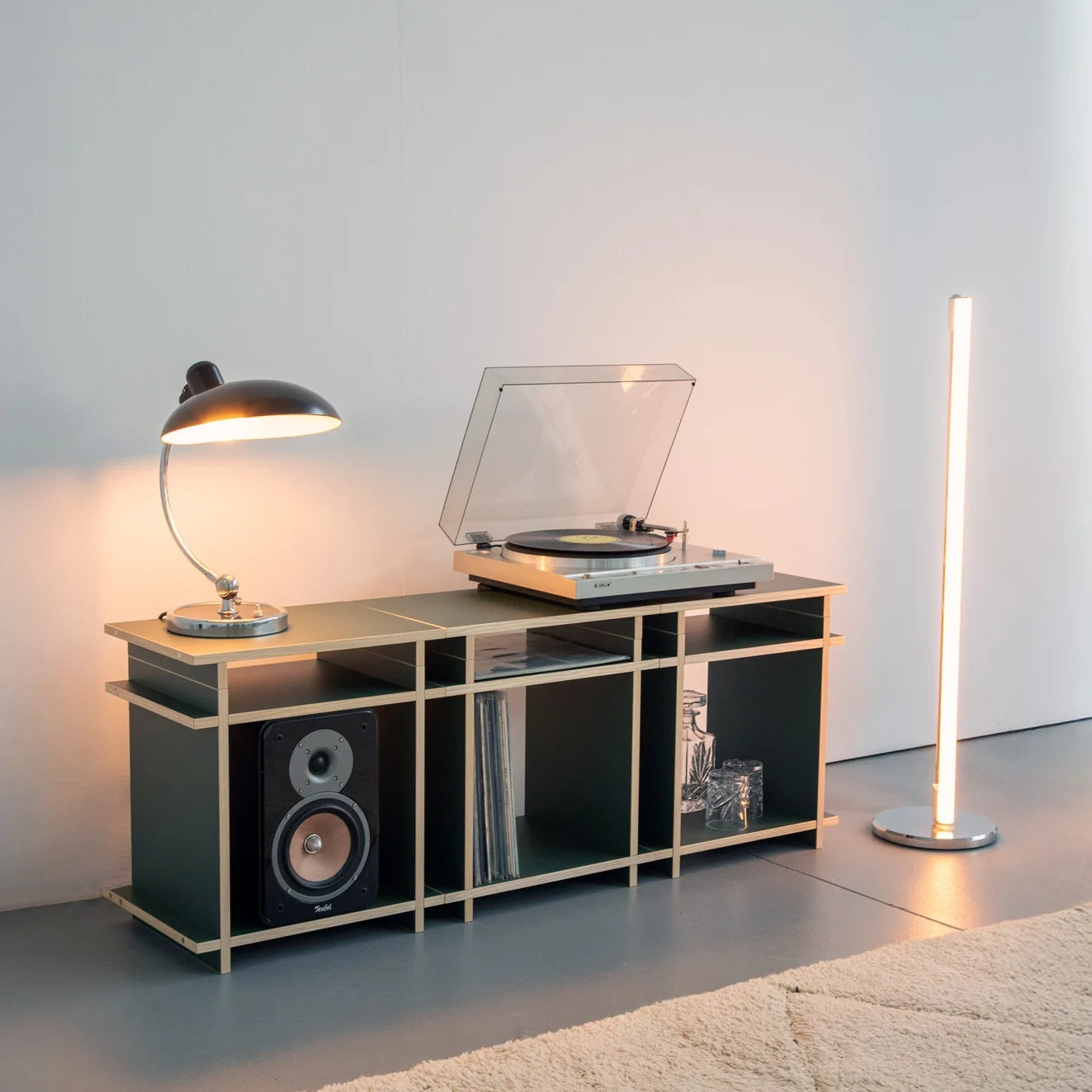 Zwarte Kiyo R1 TV Bundel met drie modulaire kastvakken en open schappen voor vinyl en media-apparatuur