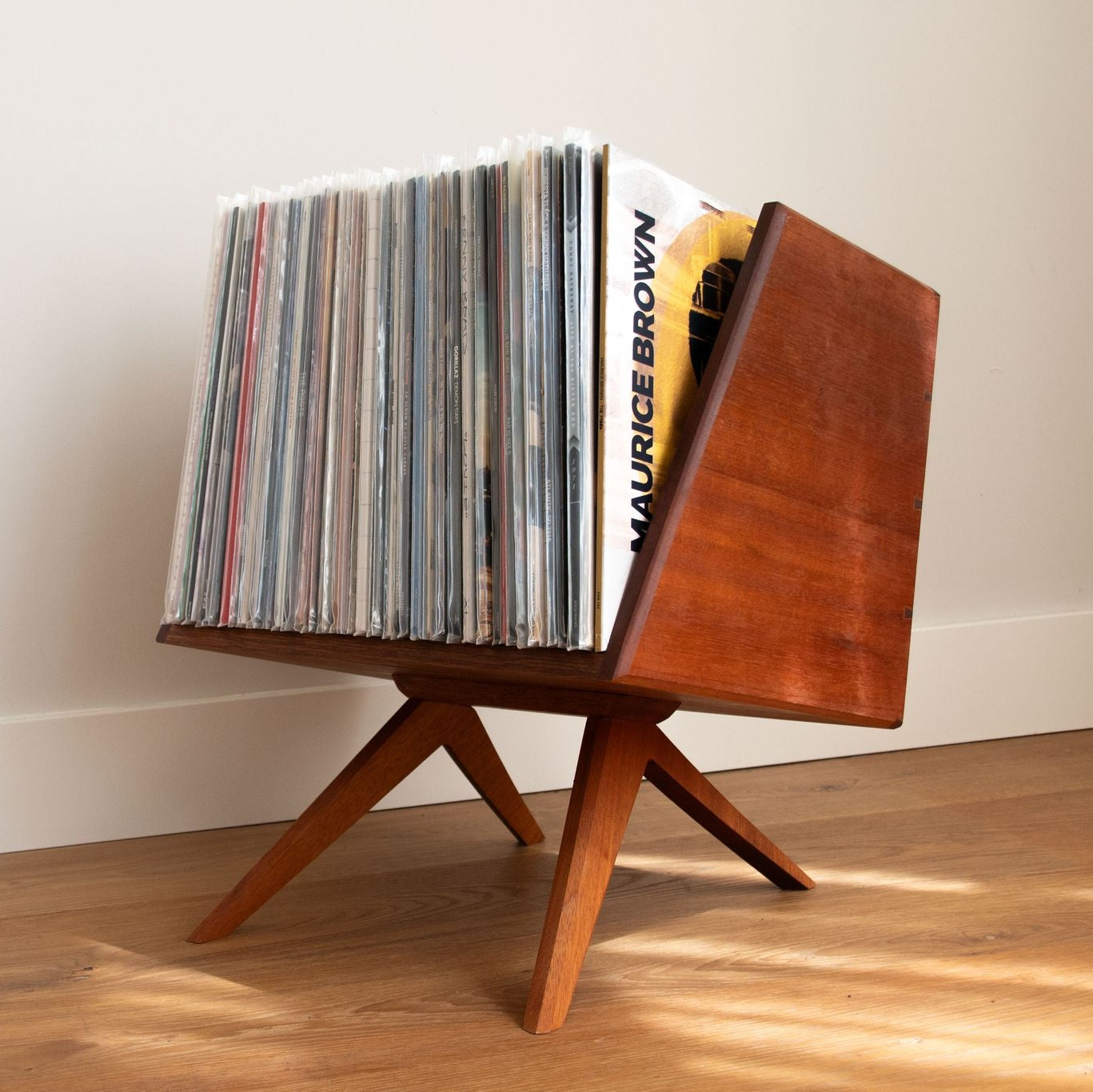 Studio Bours Platenkist Ella van massief hout met schuine LP-opslag voor een overzichtelijke vinylcollectie