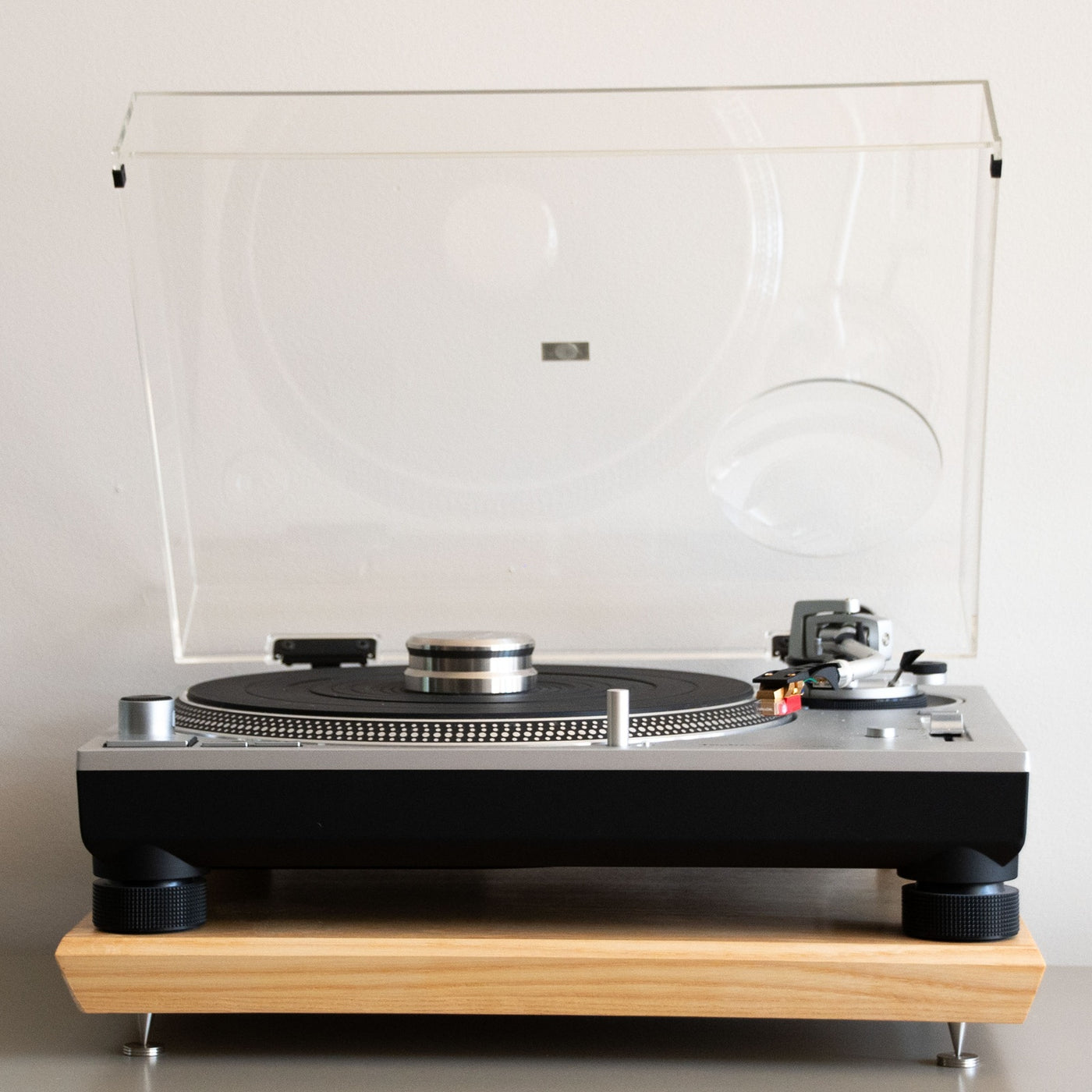 Studio Bours Resonantieplaat Dizzy van massief essenhout met platenspeler voor minder trillingen en resonantie