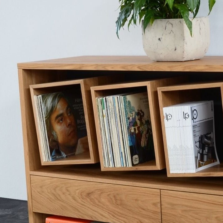Schuin zijaanzicht van de massief houten platenkast van Sinfonic Audio