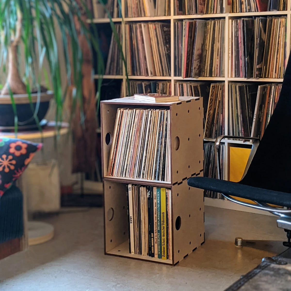 Stapelbare KIUBIQ kubussen gecombineerd tot een modulair houten platenrek voor LP's.