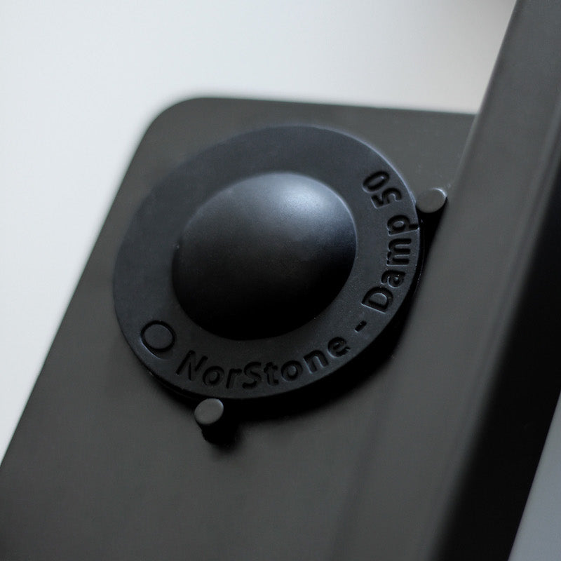 Detail van NorStone ESSE WS met Damp 50 resonantiedempers onder het plateau